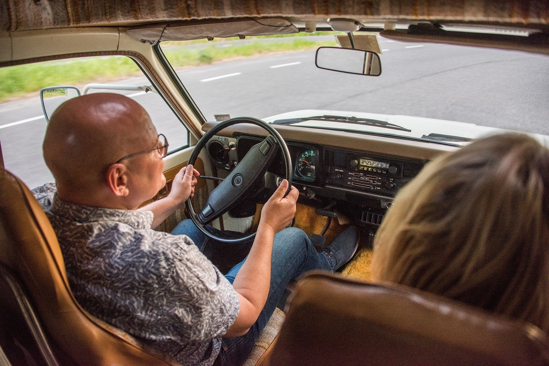 Thomas-en-Karin-van-Dijk-rijdend-in-Toyota-Hilux-camper-interieur